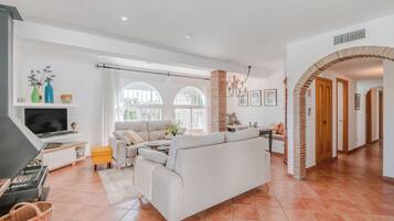 Een televisie en een open haard