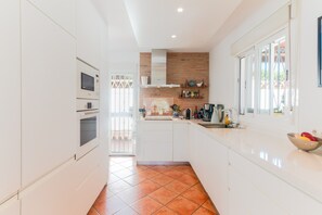 Fridge, microwave, oven, stovetop - Villa 'Viking' with Sea View, Wi-Fi and Air Conditioning (Marbella)
