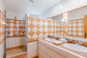 Shower, hair dryer, towels - Villa 'Viking' with Sea View, Wi-Fi and Air Conditioning (Marbella)