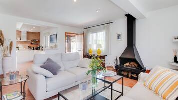 Een televisie en een open haard