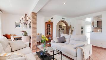 Een televisie en een open haard