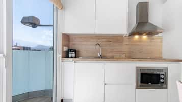 Jääkaappi, mikroaaltouuni, uuni, liesi