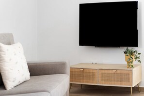 TV - Holiday Apartment 'Flamboyan 2' with Balcony, Wi-Fi and Air Conditioning (Telde)