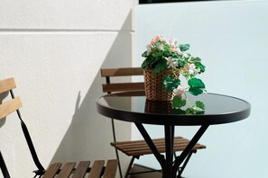 Outdoor dining - Holiday Apartment 'Flamboyan 2' with Balcony, Wi-Fi and Air Conditioning (Telde)
