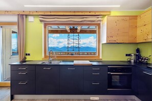 ثلاجة، فرن، موقد طهي مسطح، غسالة أطباق