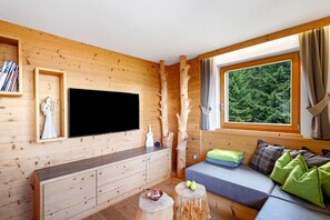 TV, ping pong - Apartment 'Carpe Diem' with Mountain View, Private Terrace and Wi-Fi (Rio di Pusteria)