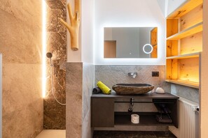 Dusche, kostenlose Toilettenartikel, Haartrockner, Handtücher