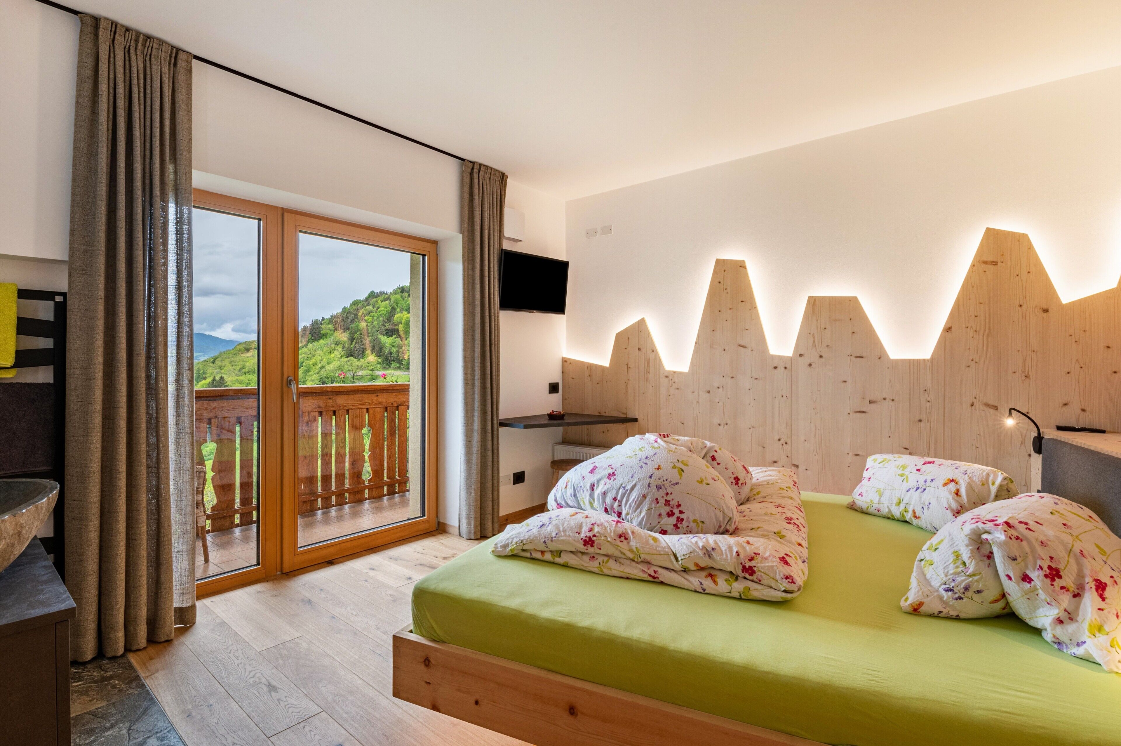 5 bedrooms, desk, iron/ironing board, free WiFi