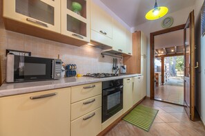 Réfrigérateur, micro-ondes, four, plaque de cuisson