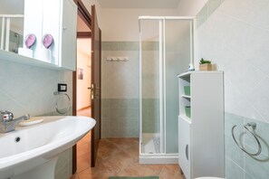 Dusj, hårføner og håndklær