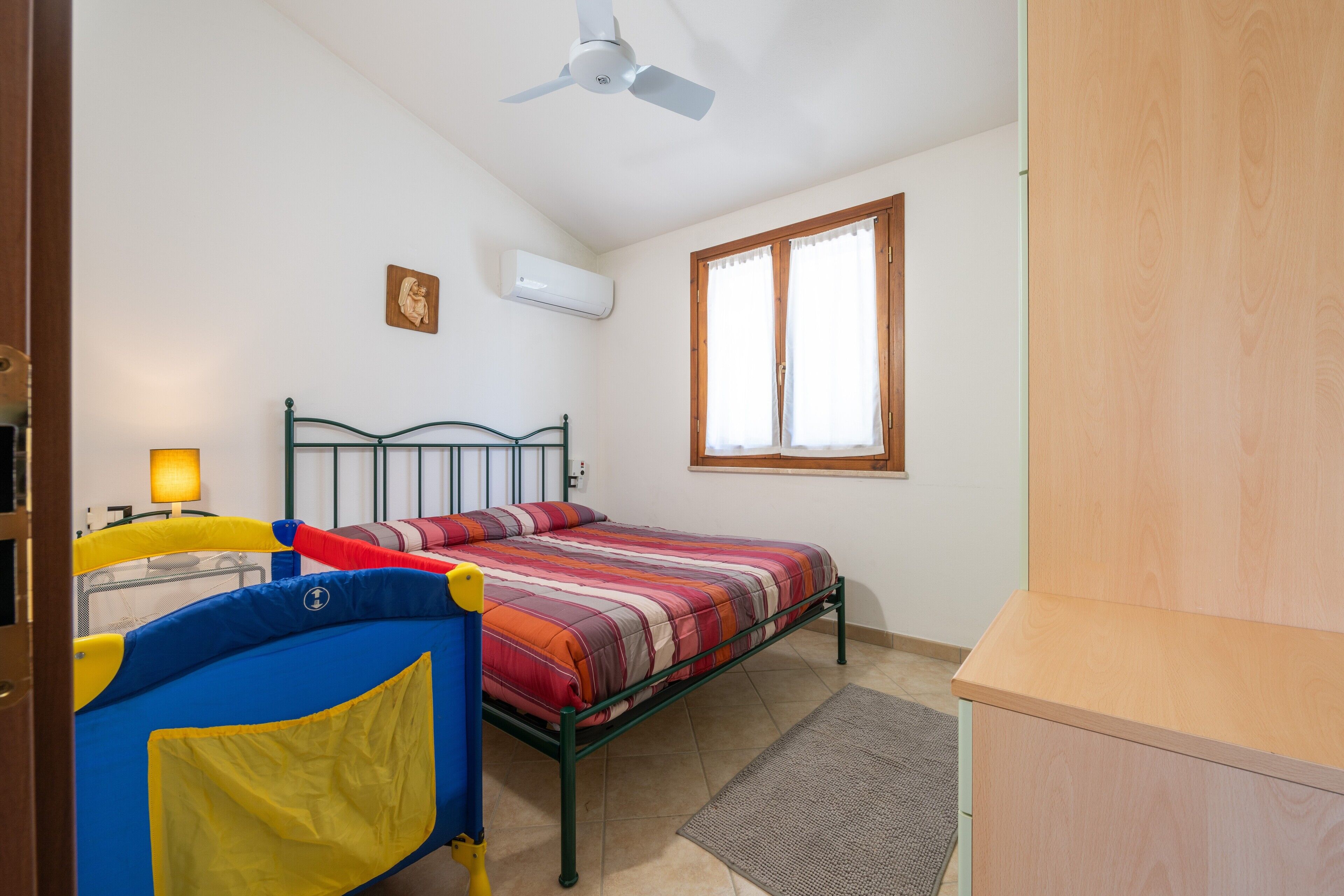 3 habitaciones, tabla de planchar con plancha y ropa de cama 