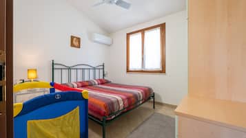 3 habitaciones, tabla de planchar con plancha y ropa de cama