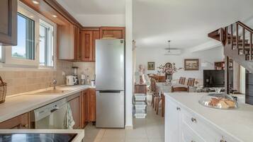 Fridge, oven, stovetop, dishwasher