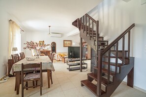 Dining - Holiday Home 'Casa Miranda' with Sea View, Wi-Fi and Air Conditioning (Kefalonia)