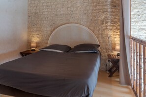 12 bedrooms, iron/ironing board, free WiFi, bed sheets - House 'Les Roses De Jonzac' with private pool, private terrace, and Wi-Fi (Mortiers)