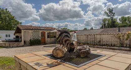 Maison 'Les Roses De Jonzac' mit privatem Pool, privater Terrasse und WLAN