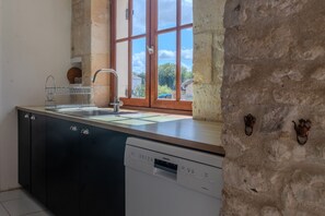 Fridge, microwave, oven, stovetop - House 'Les Roses De Jonzac' with private pool, private terrace, and Wi-Fi (Mortiers)