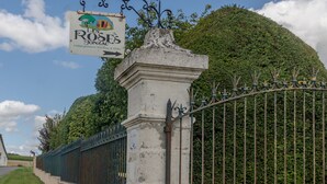 A sign for 'Les Roses' with a decorative metal fence and a hedge in the background. - Maison 'Les Roses De Jonzac' with Private Pool, Private Terrace, and Wi-Fi (Mortiers)