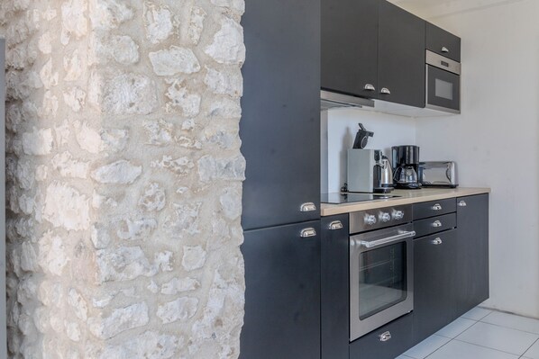 Refrigerador, microondas, horno y parrilla de estufa 