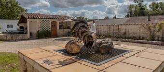 House 'Les Roses De Jonzac' with private pool, private terrace, and Wi-Fi