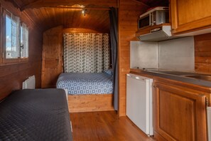 12 quartos, ferros/tábuas de passar roupa, Wi-Fi de cortesia
