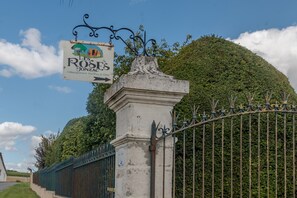 Exterior detail - House 'Les Roses De Jonzac' with private pool, private terrace, and Wi-Fi (Mortiers)