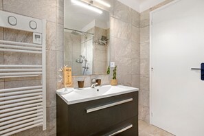 Dusche, Haartrockner, Handtücher