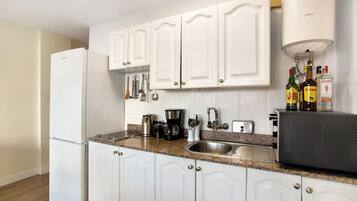 Een koelkast, een oven, een kookplaat, een vaatwasser