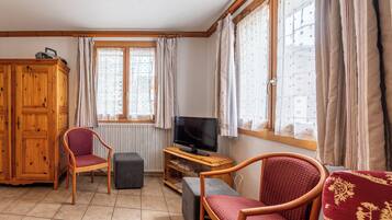 Televisie, een dvd-speler en een stereo