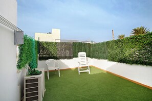 Terrace/patio - Vacation Apartment 'Casa Plaza San Nicolás De Bari' with Mountain View, Private Terrace and Wi-Fi (Santa Lucía de Tirajana)