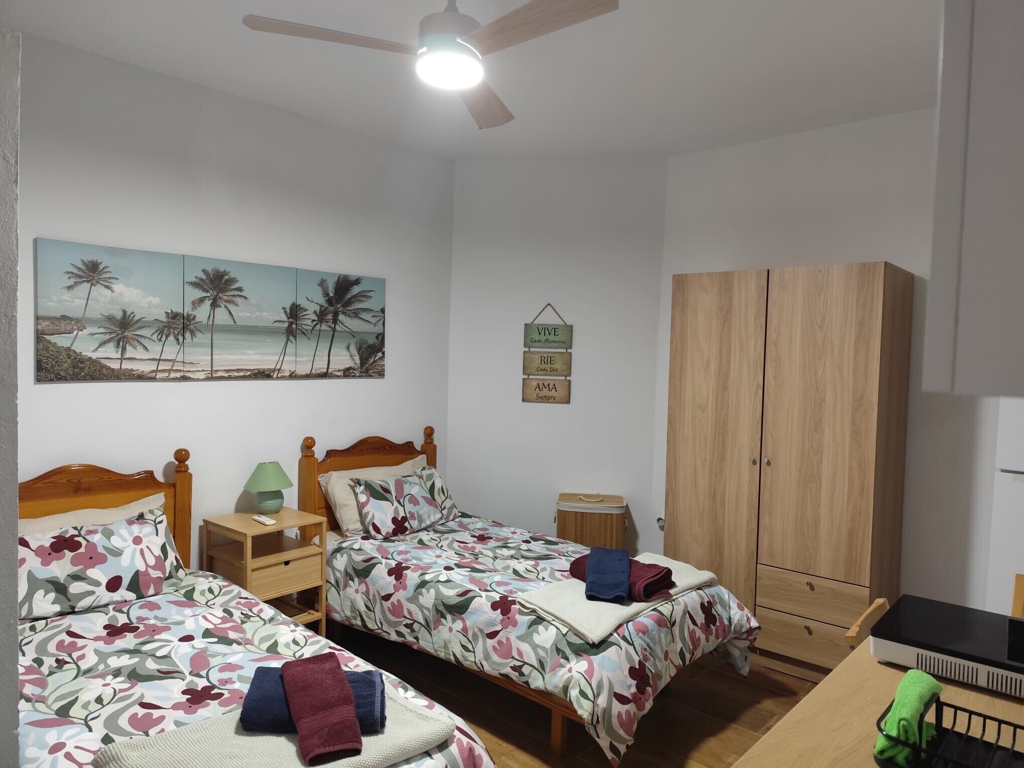 1 habitación, tabla de planchar con plancha, wifi gratis y ropa de cama 
