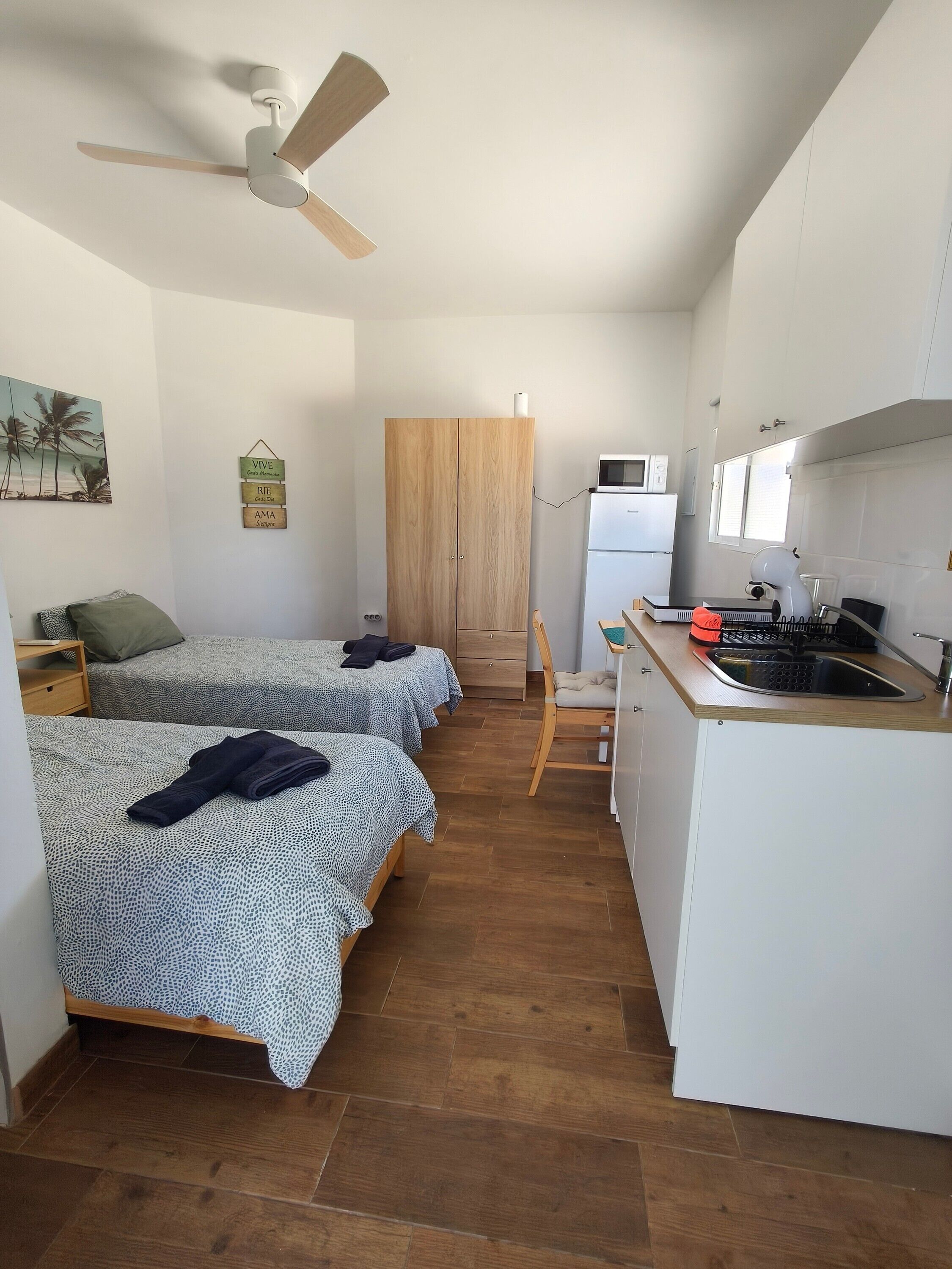 Réfrigérateur, micro-ondes, plaque de cuisson, cafetière/bouilloire