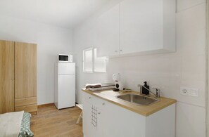 Réfrigérateur, micro-ondes, plaque de cuisson, cafetière/bouilloire