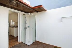 Ducha, secador de pelo, toallas