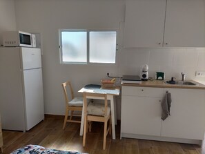 Fridge, microwave, stovetop, coffee/tea maker - Vacation Apartment 'Casa Plaza San Nicolás De Bari' with Mountain View, Private Terrace and Wi-Fi (Santa Lucía de Tirajana)