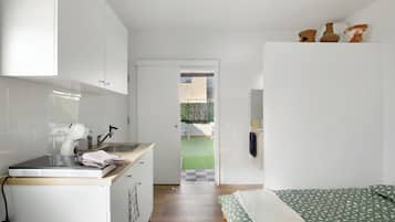1 habitación, tabla de planchar con plancha, wifi gratis y ropa de cama