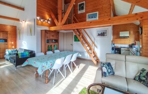 Smart-tv, eldstad, dvd-spelare och bordsfotboll