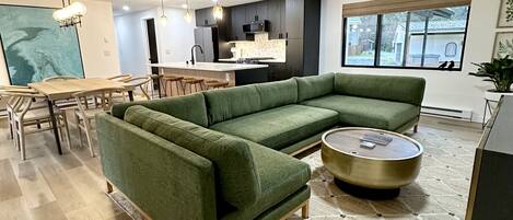 Smart TV, chimenea, mesa de ping pong