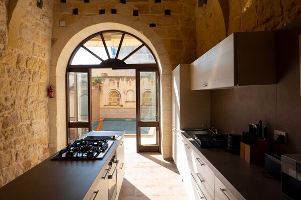 Private kitchen - Mixel Holiday Home 4 bedrooms with private pool (Ta' Sannat)