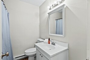 Sèche-cheveux, serviettes fournies, savon, papier toilette