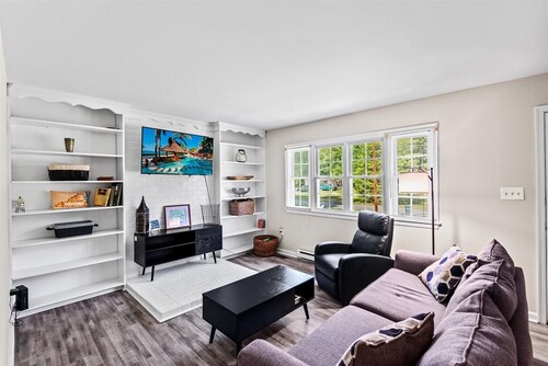 Charming Home Minutes from Town ! Close to Golf Course and Kings Dominion ! 