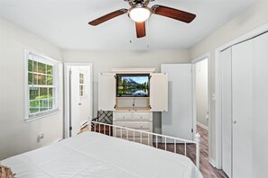 3 bedrooms, desk, free WiFi, bed sheets
