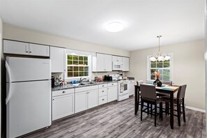 Frigorífic, microones, forn i placa de cuina 