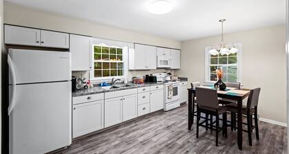 Charming Home Minutes from Town ! Close to Golf Course and Kings Dominion !