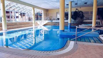 من حمّامات السباحة المغطاة