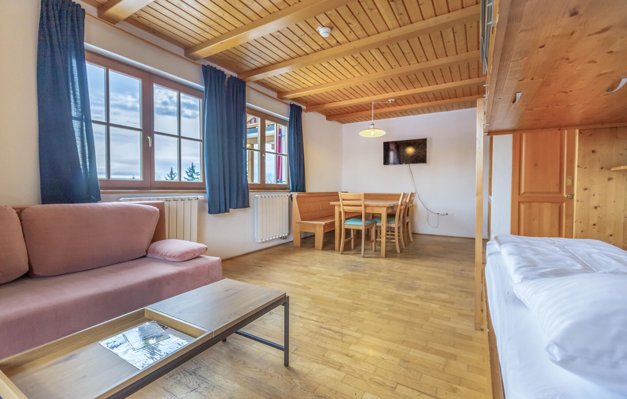 2 Schlafzimmer, Zimmersafe, kostenloses WLAN, Bettwäsche