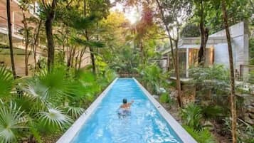 Una piscina al aire libre