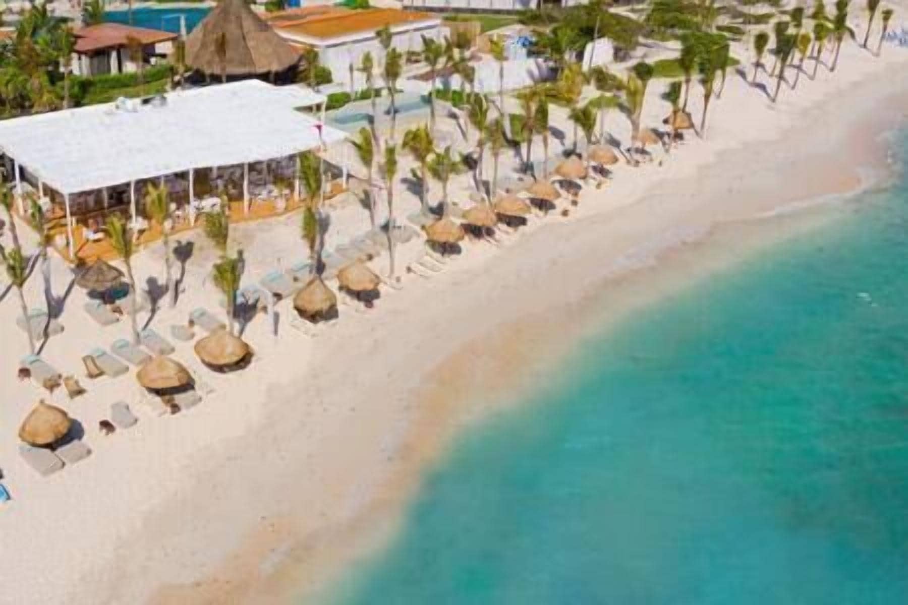 Chaises longues, serviettes de plage