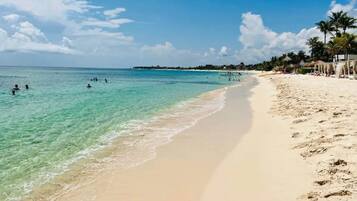 Una playa cerca, toallas de playa