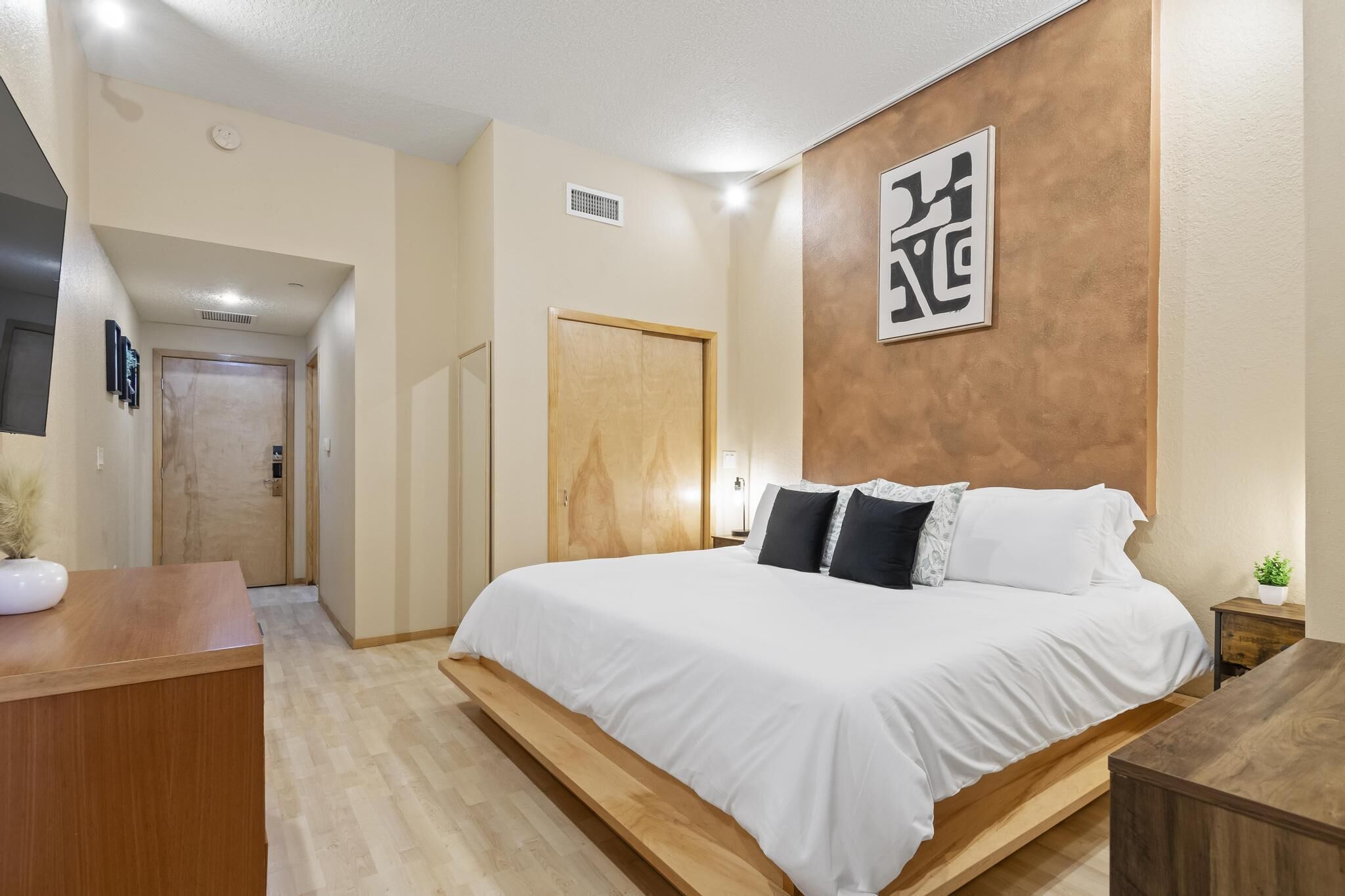 1 habitación, escritorio, tabla de planchar con plancha y wifi 